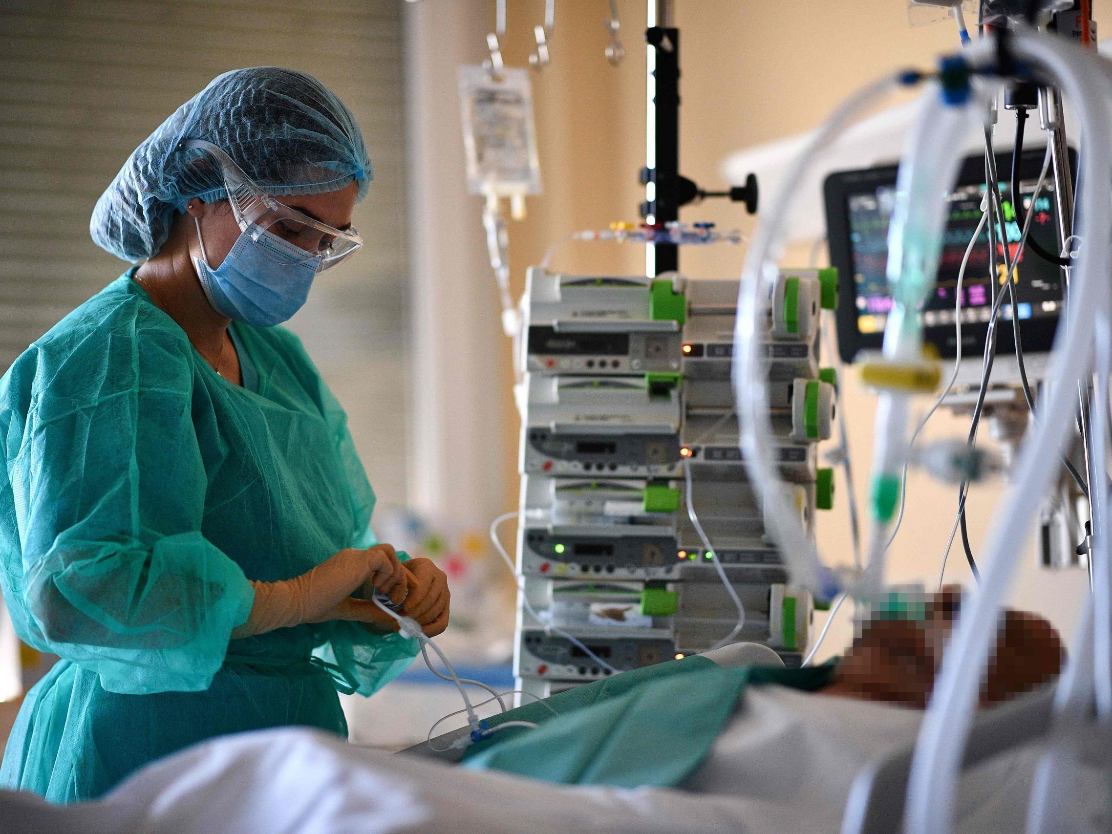 Krankenhauspersonal kümmert sich um einen Covid-Patienten auf einer Intensivstation.