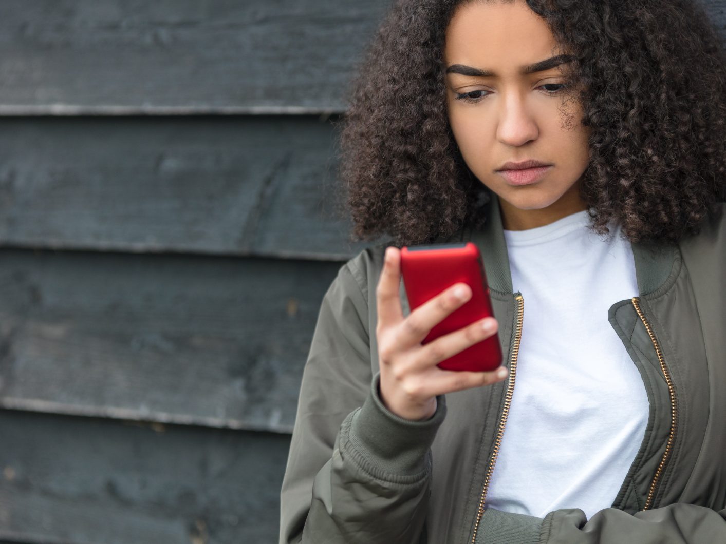 Rat auf Draht warnt, dass sich viele aus Scham niemandem anvertrauen.