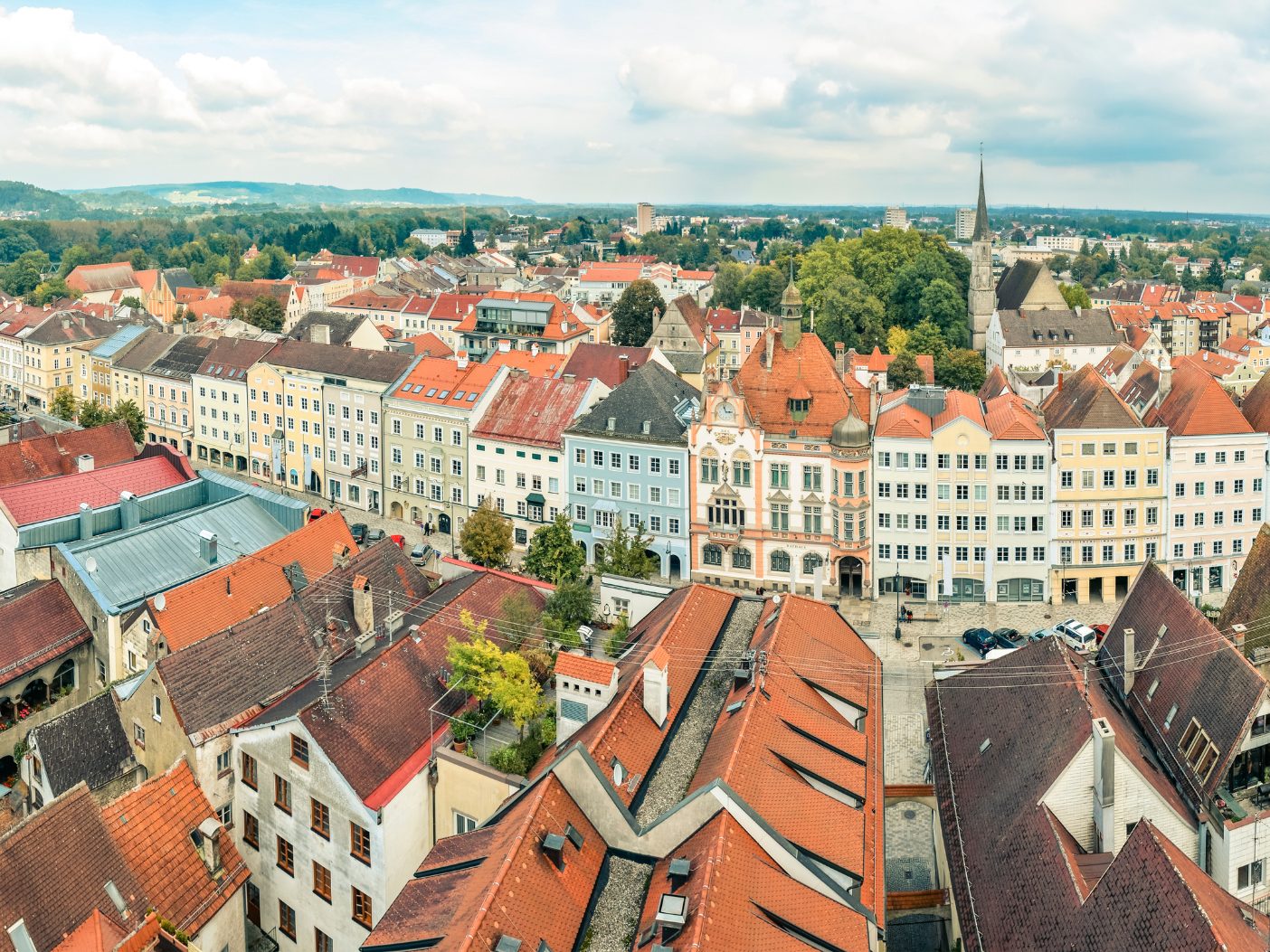 Braunau erkennt zwei NS-Persönlichkeiten die Ehrenbürgerschaft ab.