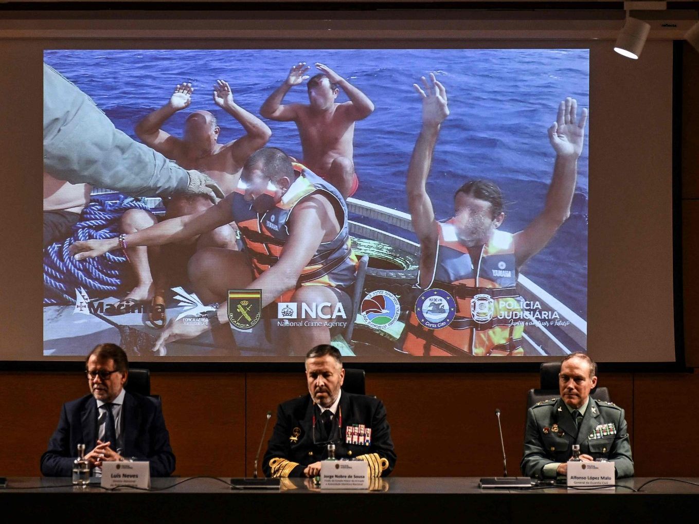 Portugiesische und spanische Polizeieinheiten haben die Drogenschmuggler vor den Azoren aufgebracht. Portugiesische und spanische Polizeieinheiten haben die Drogenschmuggler vor den Azoren aufgebracht.