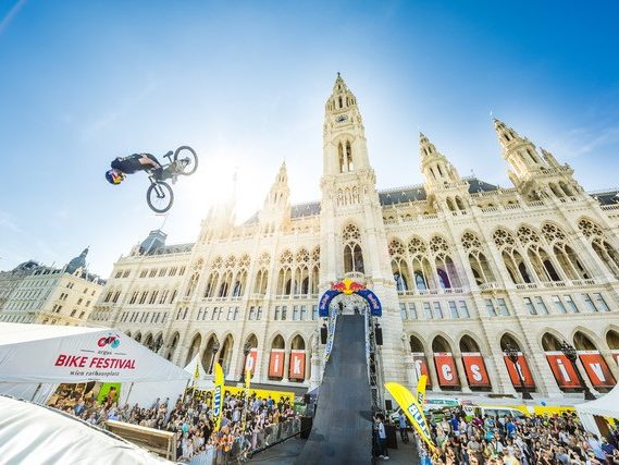 Auch heuer lockt das Argus Bike Festival Fahrradbegeisterte wieder an den Wiener Rathausplatz. Auch heuer lockt das Argus Bike Festival Fahrradbegeisterte wieder an den Wiener Rathausplatz.