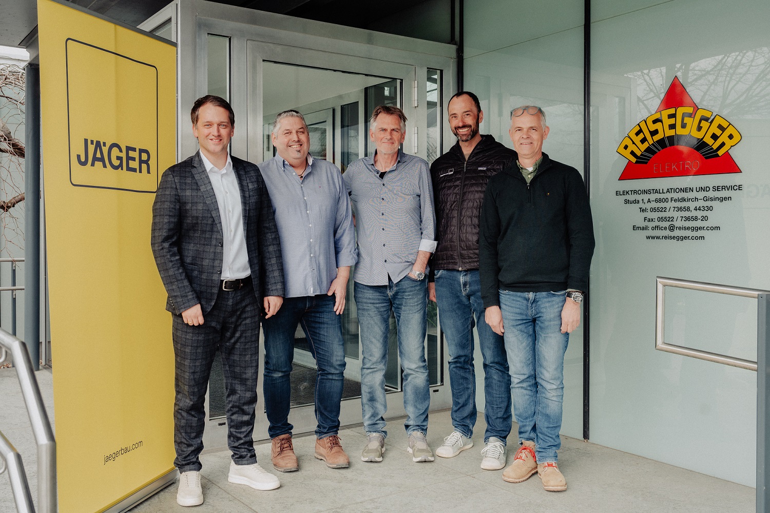 Gemeinsam stark: Jäger Bau und Elektro Reisegger: Christoph Grass (Jäger Bau), Norbert Eberhart, Willi Reisegger, Thomas Lang (Jäger Bau) und Peter Lins Gemeinsam stark: Jäger Bau und Elektro Reisegger: Christoph Grass (Jäger Bau), Norbert Eberhart, Willi Reisegger, Thomas Lang (Jäger Bau) und Peter Lins