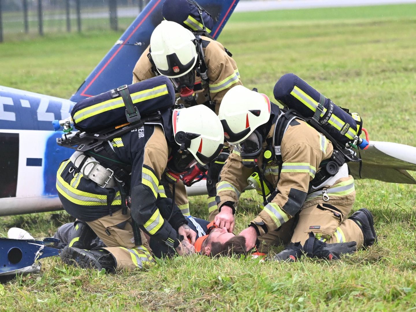 Das Flugzeug blieb in der Wiese liegen, der Pilot erlitt Verletzungen.
