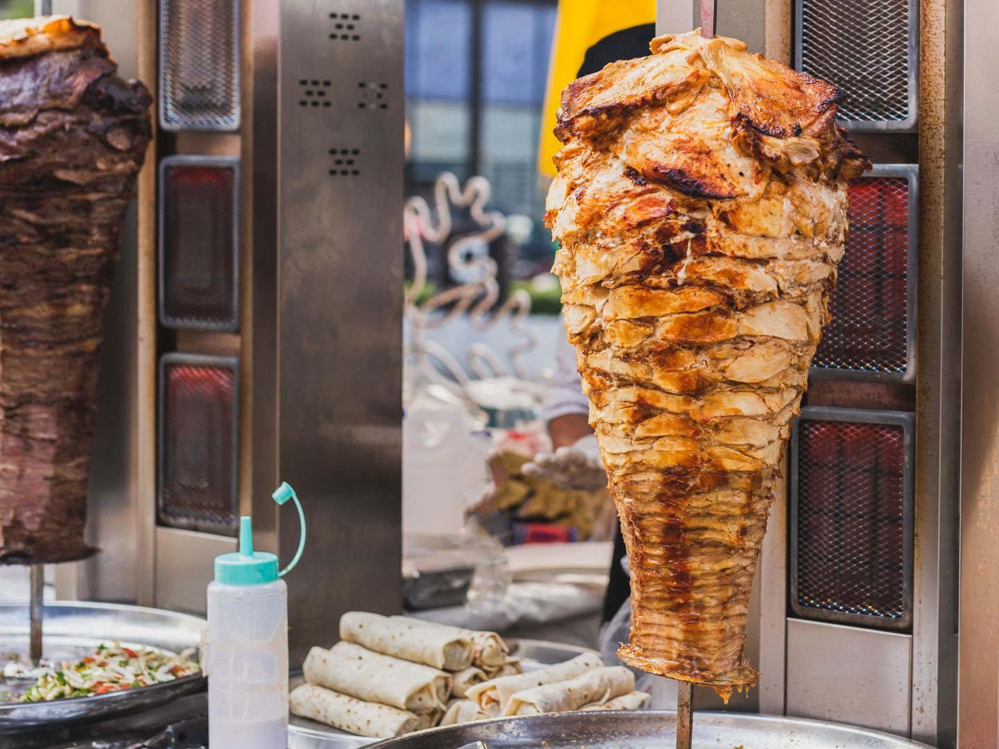 Polizei sucht nach dem versuchten Überfall auf einen Kebab-Stand nach den Jugendlichen. Polizei sucht nach dem versuchten Überfall auf einen Kebab-Stand nach den Jugendlichen.