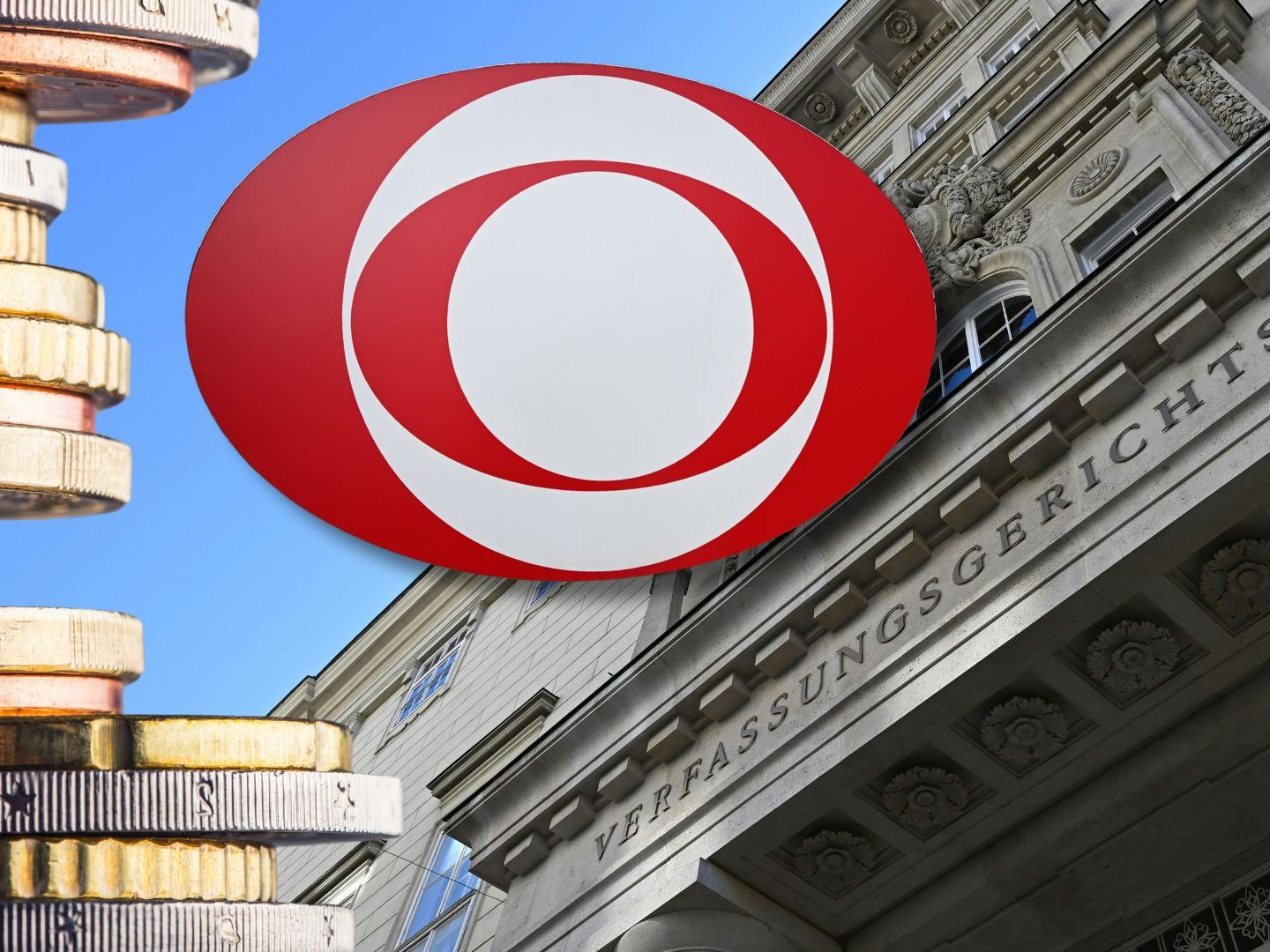 Der VfGH befasst sich mit dem ORF-Beitrag und unterbricht die BVwG-Verfahren dazu.