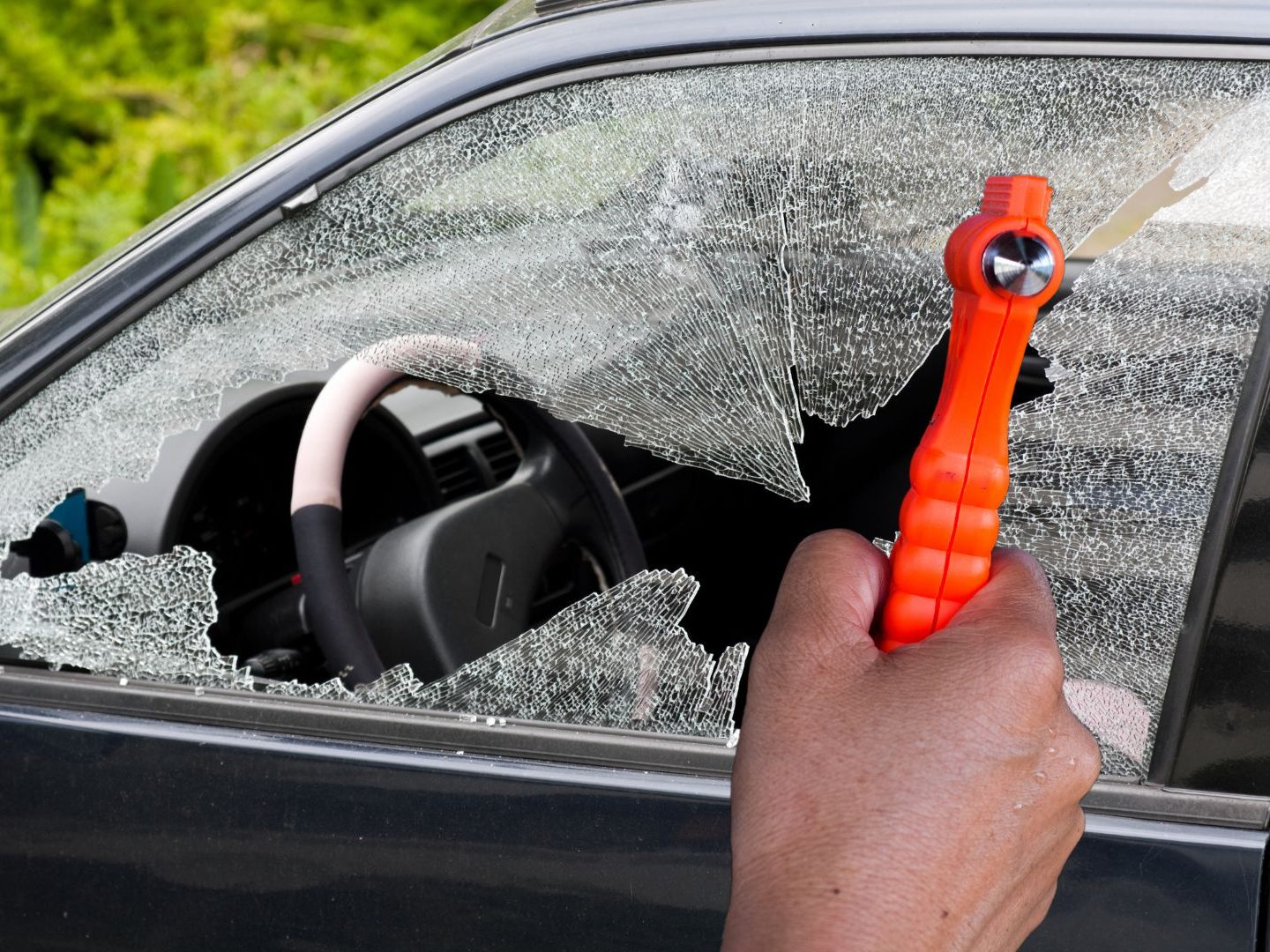 Die Scheiben von acht Autos wurden von den Jugendlichen zerschlagen.