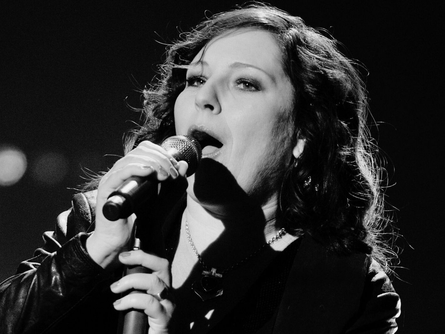 Rosenstolz-Sängerin AnNa R. ist im Alter von 55 Jahren verstorben. Fans und Kollegen trauern um die Künstlerin, die mit Songs wie „Liebe ist alles“ Musikgeschichte schrieb. Rosenstolz-Sängerin AnNa R. ist im Alter von 55 Jahren verstorben. Fans und Kollegen trauern um die Künstlerin, die mit Songs wie „Liebe ist alles“ Musikgeschichte schrieb.