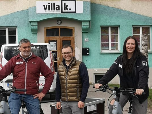 Jugendstadtrat Andreas Fritz-Wachter übergab die zwei E-Bikes dem Team der Villa K.