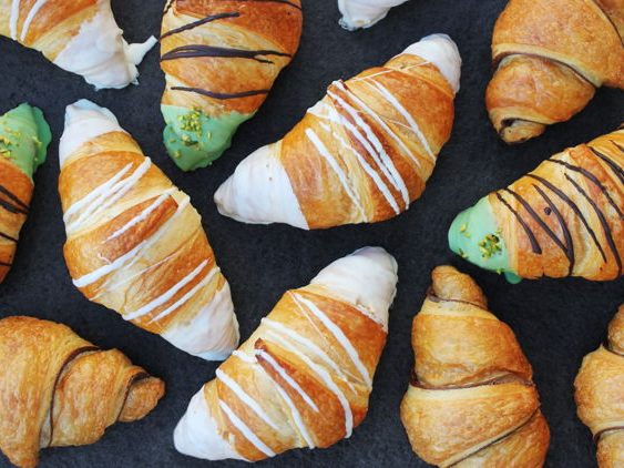 Passend zum Frühling: Neue Croissants mit feiner Vanille- und cremiger Pistazienfülle. Croissant: Beliebtes Schokocroissant.