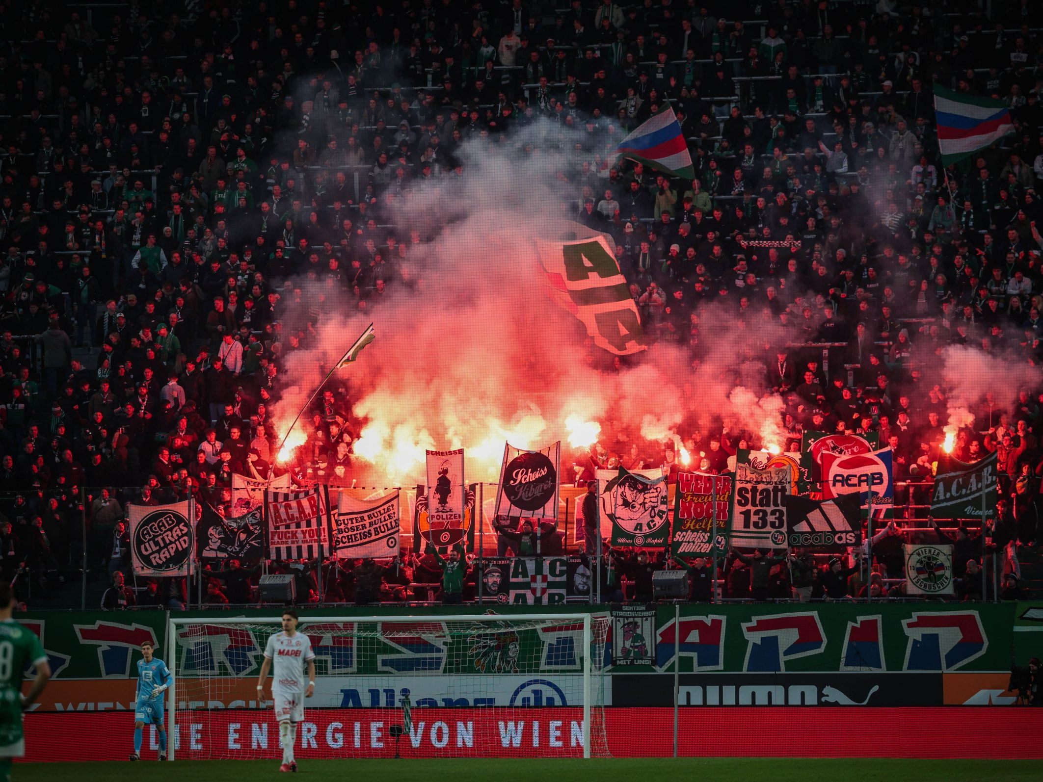 Der Rapid Fanblock im Heimspiel gegen den GAK Der Rapid Fanblock im Heimspiel gegen den GAK