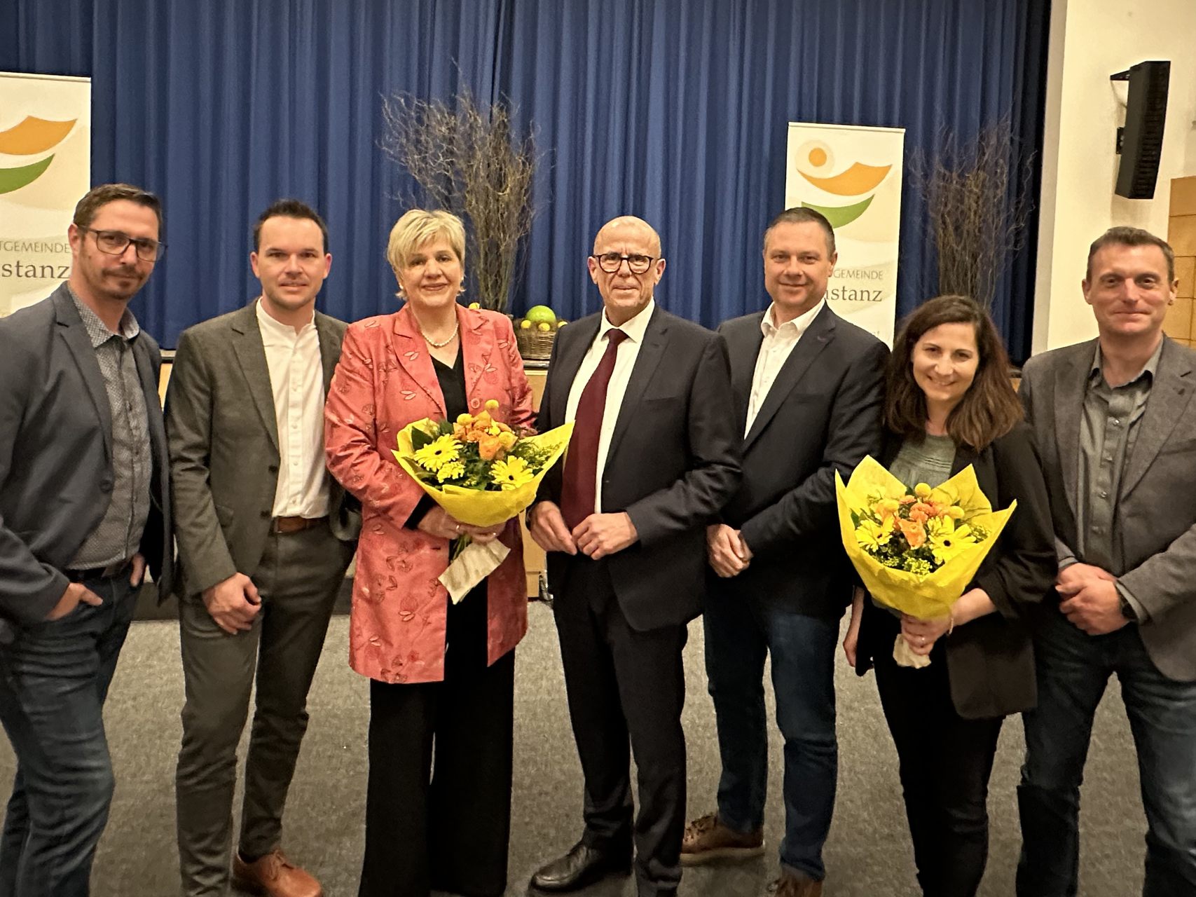 Gemeindevorstand und Bürgermeister (von links nach rechts): Michael Bertsch, Lukas Debortoli, Michaela Gort, Bgm. Walter Gohm, Jürgen Blacha, Andrea Lins-Gabriel und Robert Schöch. Gemeindevorstand und Bürgermeister (von links nach rechts): Michael Bertsch, Lukas Debortoli, Michaela Gort, Bgm. Walter Gohm, Jürgen Blacha, Andrea Lins-Gabriel und Robert Schöch.