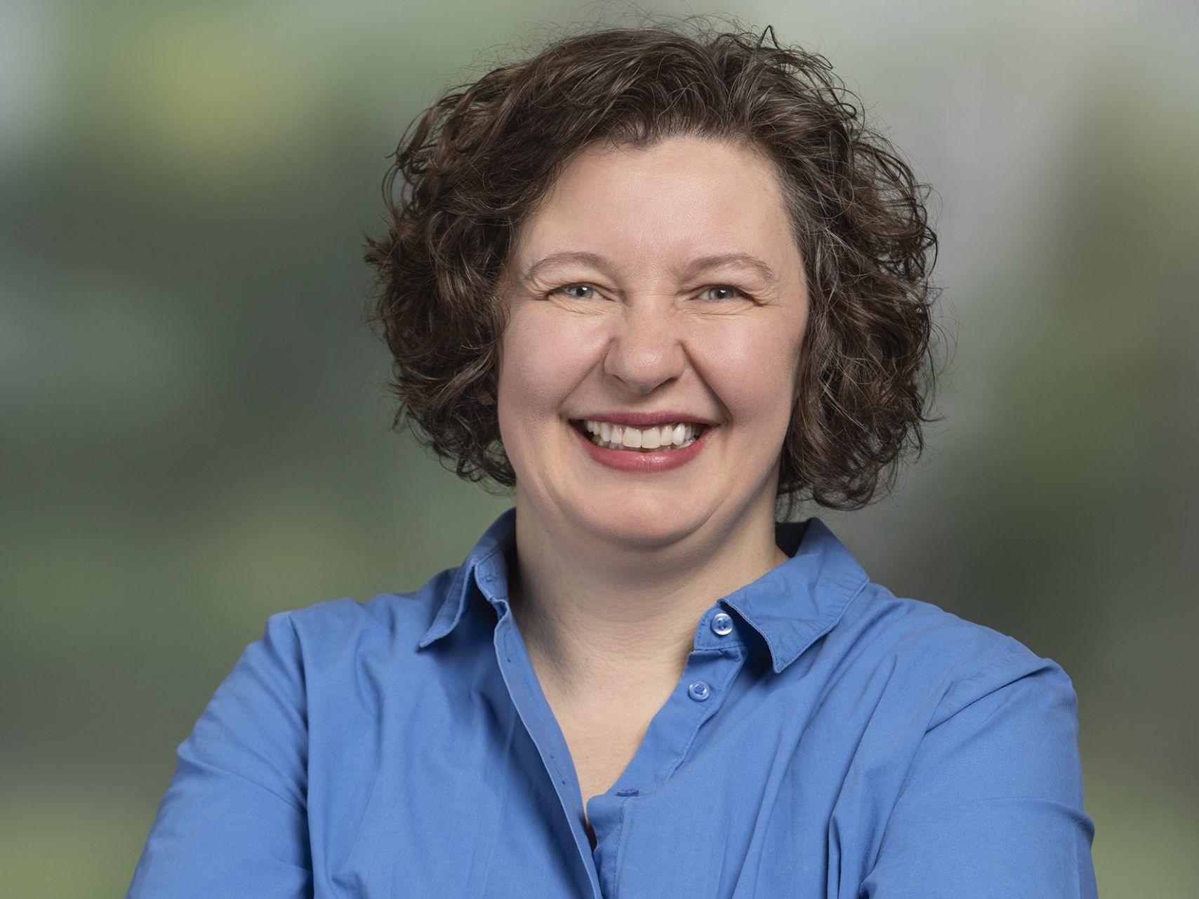 Gudrun Sturn, Bürgermeisterkandidatin für Röthis, setzt auf nachhaltige Entwicklung, Bürgerbeteiligung und eine lebenswerte Gemeinde.