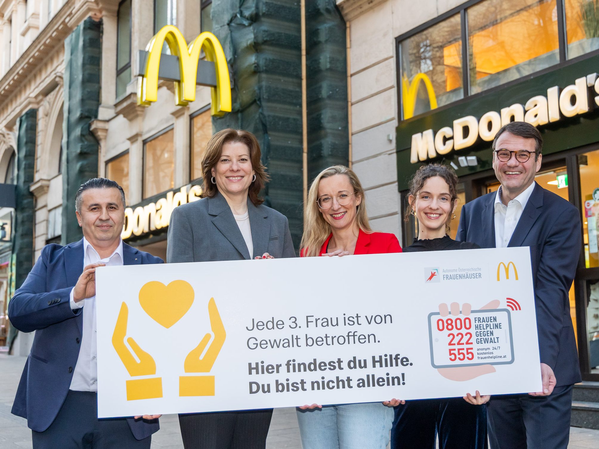 McDonald's Österreich weist in Damentoiletten auf das Angebot der Frauenhelpline hin. McDonald's Österreich weist in Damentoiletten auf das Angebot der Frauenhelpline hin.