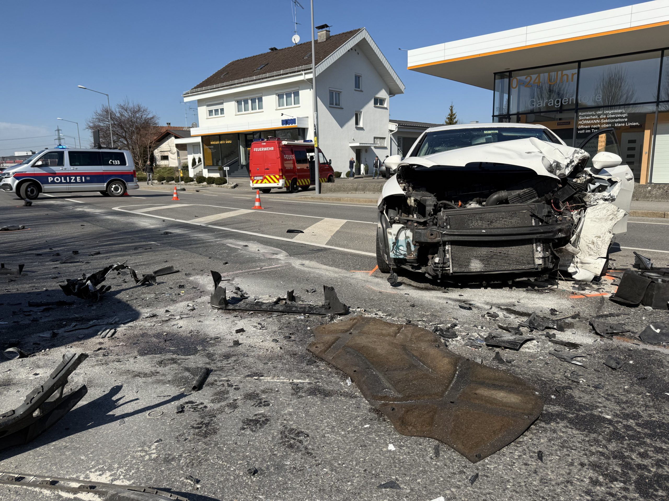 Beide Fahrzeuge schwer beschädigt