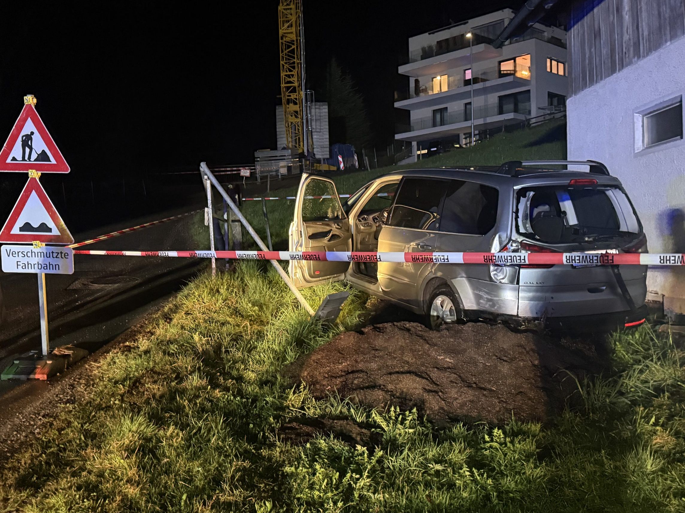 Pkw machte sich selbstständig und krachte gegen Schuppen Pkw machte sich selbstständig und krachte gegen Schuppen