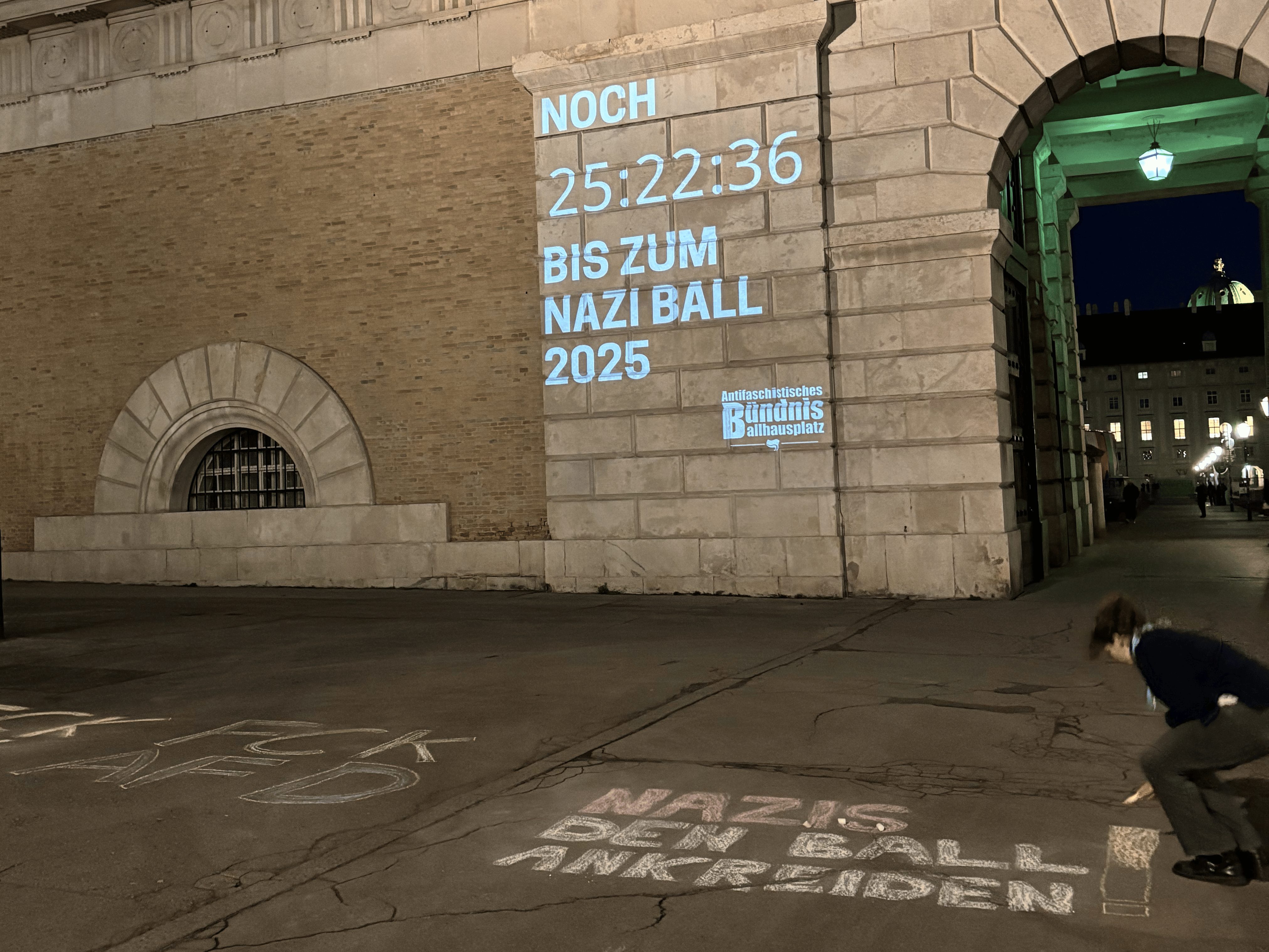 Die Protestinstallation gegen den Akademikerball wurde durch die Polizei unterbunden. Die Protestinstallation gegen den Akademikerball wurde durch die Polizei unterbunden.