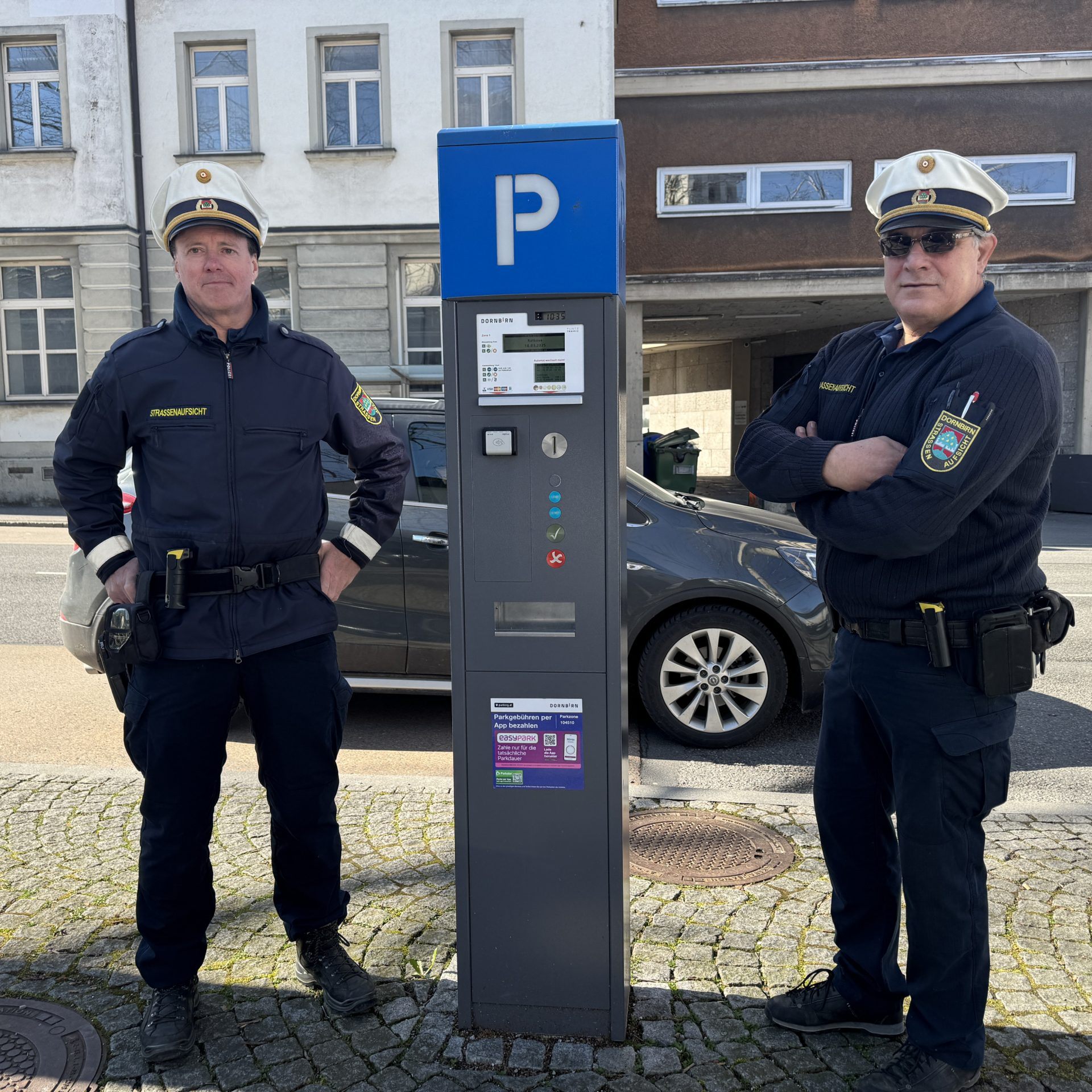 Die zwei sorgen für Ordnung bei den parkenden Autos in Dornbirn.