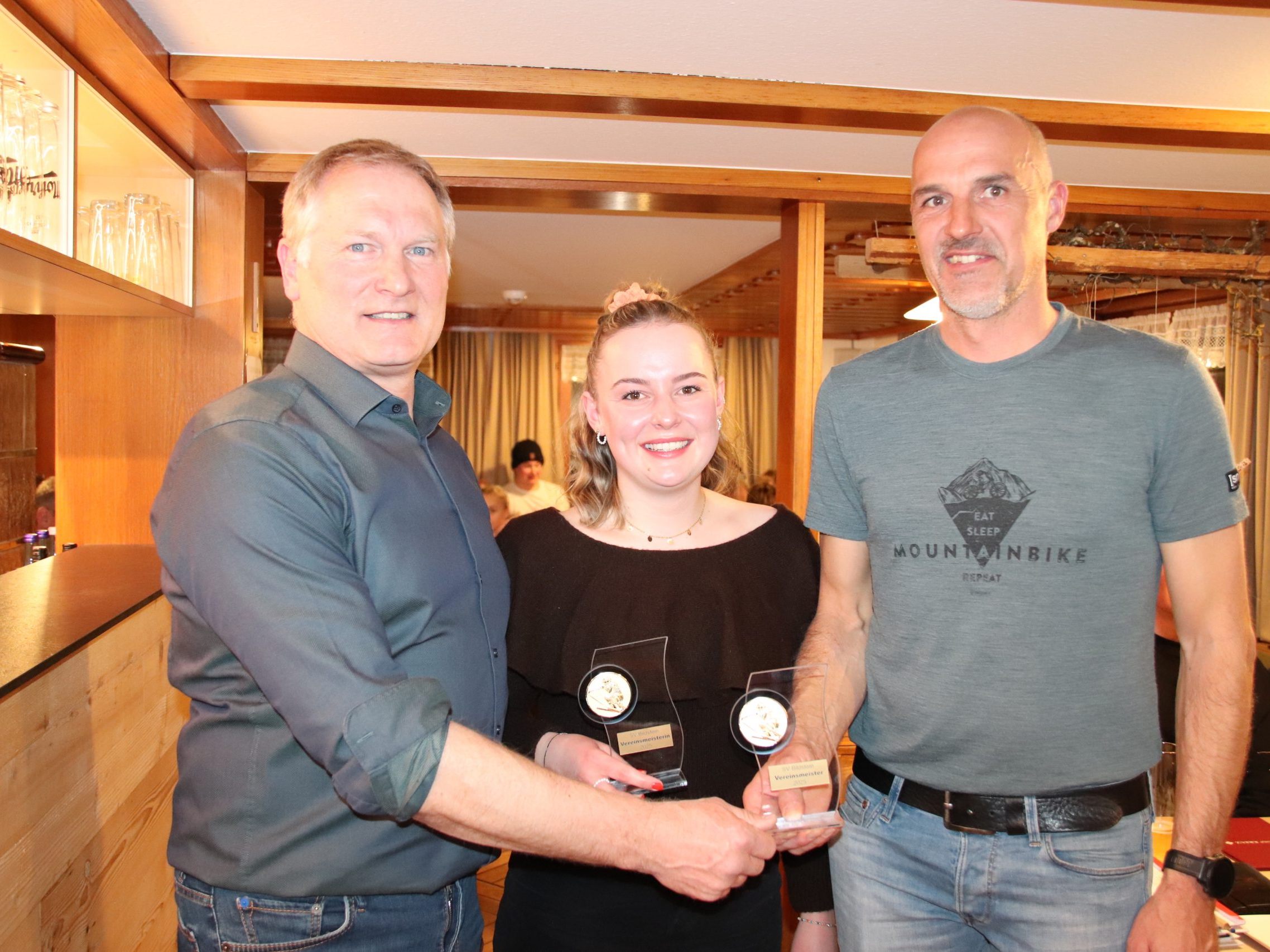 Alina Visintainer inmitten von Elfried Winder und Joachim Marolt.