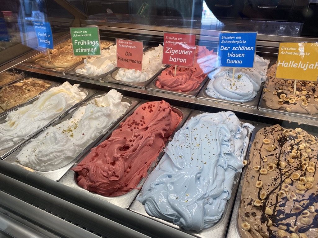Johann Strauss mischt auch im Eisgeschäft mit. Johann Strauss mischt auch im Eisgeschäft mit.