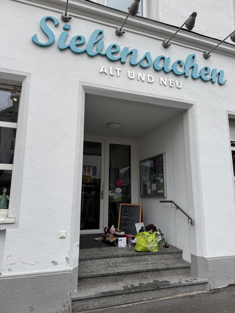 Immer wieder werden vor dem Laden einfach Dinge abgelegt. Obwohl dort mittlerweile sogar ein Schild angebracht wurde.