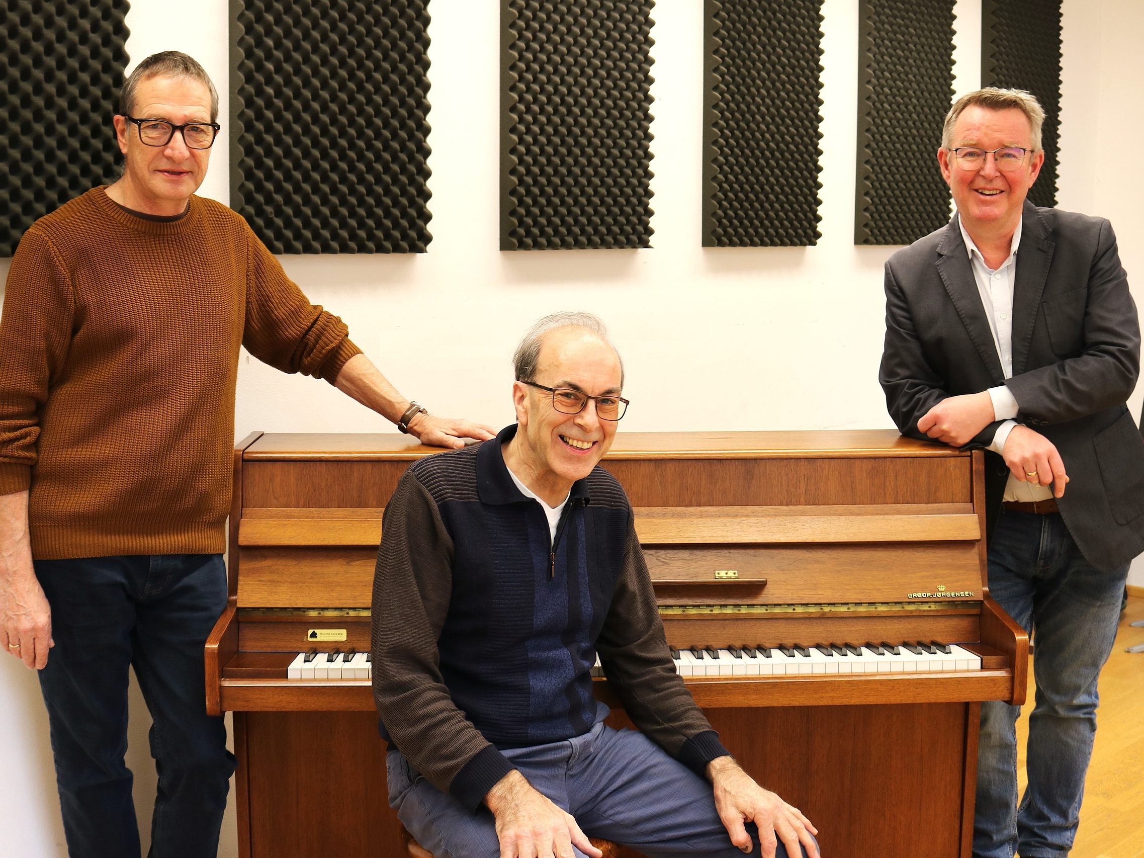 Klavierlehrer Jörg Nolte, Walter Angerer vom Klavierhaus Angerer und Musikschul-Direktor Nikolaus Netzer mit dem neuen Klavier.