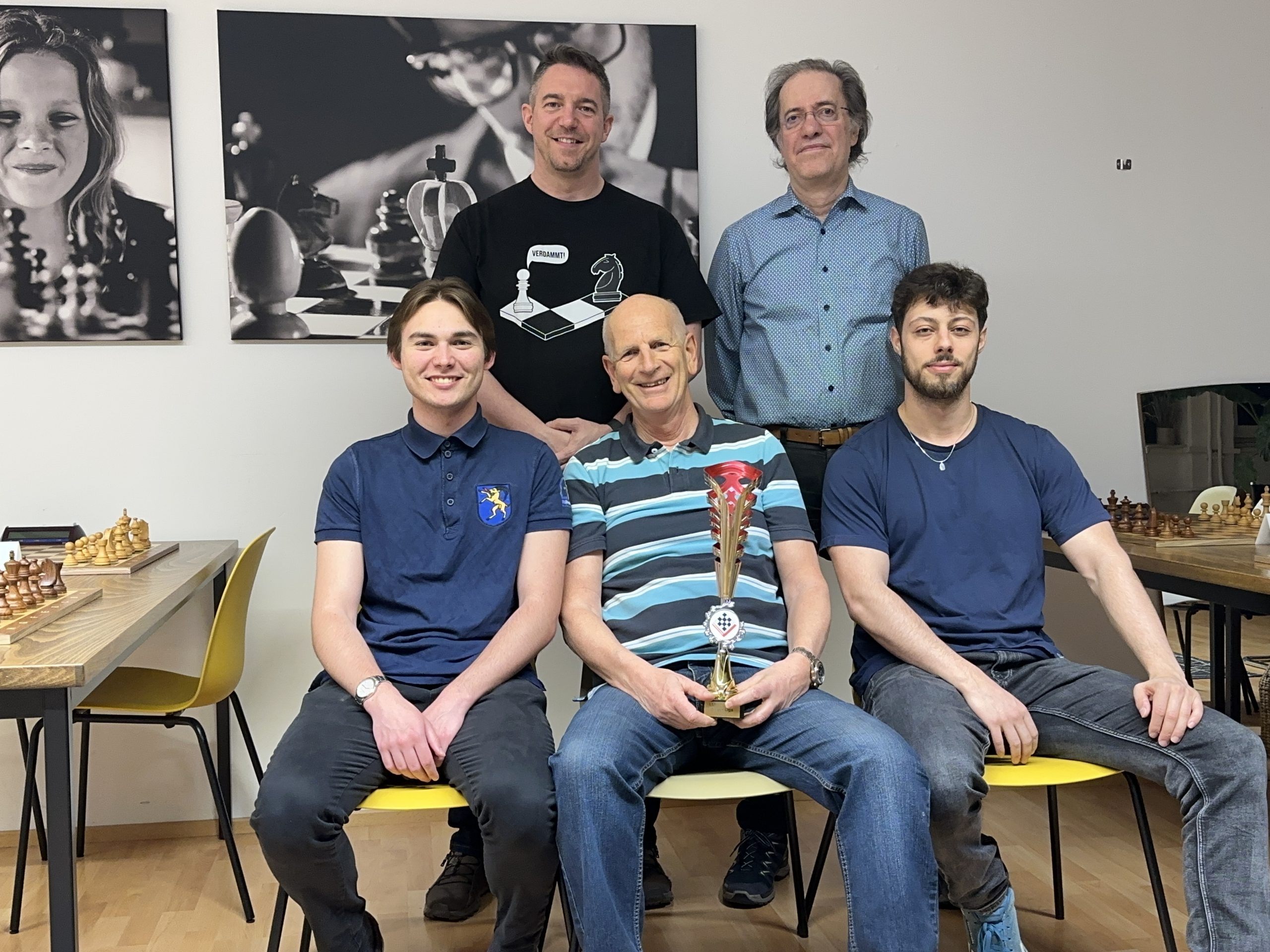 Sitzend vlnr: FM Benjamin Kienböck, Obmann Ingo Lais, Améziane Gouali, Stehend vlnr: Dr. Philipp Lins, IM Guntram Gärtner Sitzend vlnr: FM Benjamin Kienböck, Obmann Ingo Lais, Améziane Gouali, Stehend vlnr: Dr. Philipp Lins, IM Guntram Gärtner
