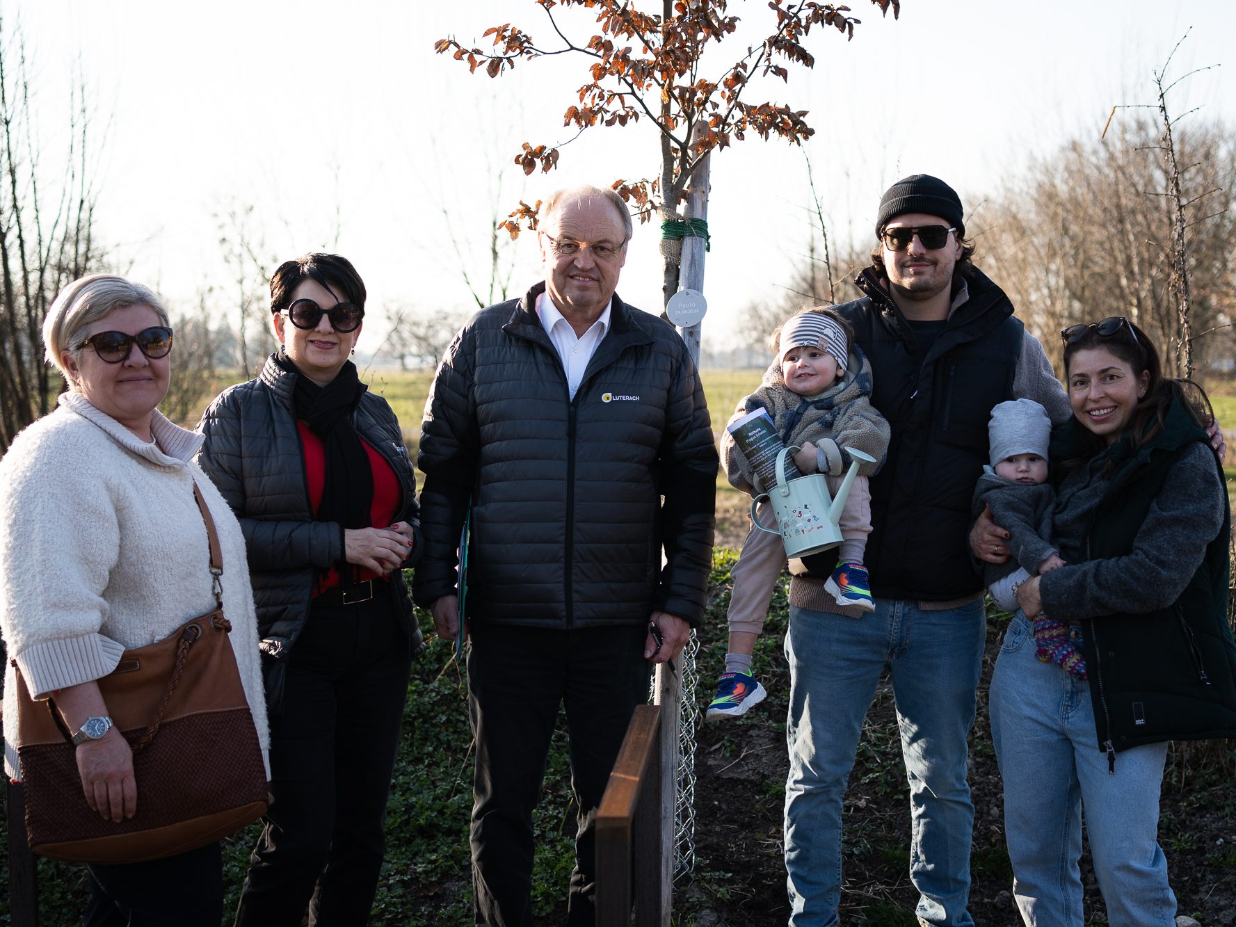 Gemeinderätin Petra Dressel, Vizebürgermeisterin Petra Dressl, Bürgermeister Elmar Rhomberg mit dem kleinen Paolo und seiner Familie