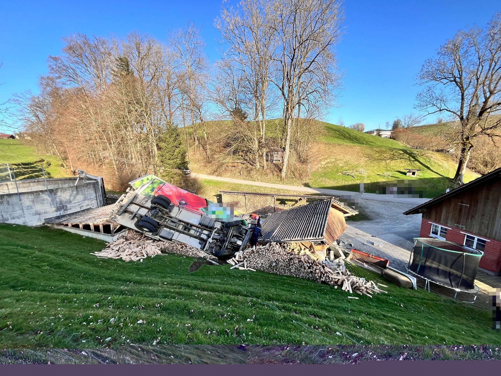 Der Fahrer wurde unbestimmten Grades verletzt.