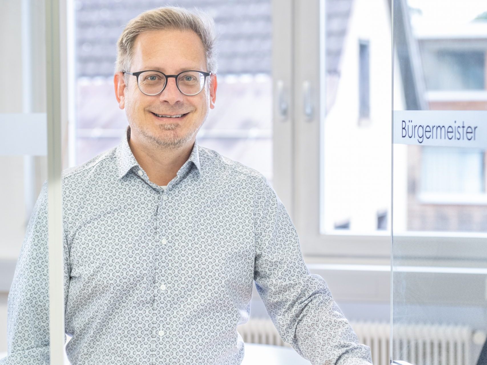 Michael Schnetzer, Bürgermeister von Sulz, setzt auf Transparenz, Bürgernähe und eine nachhaltige Entwicklung der Gemeinde.