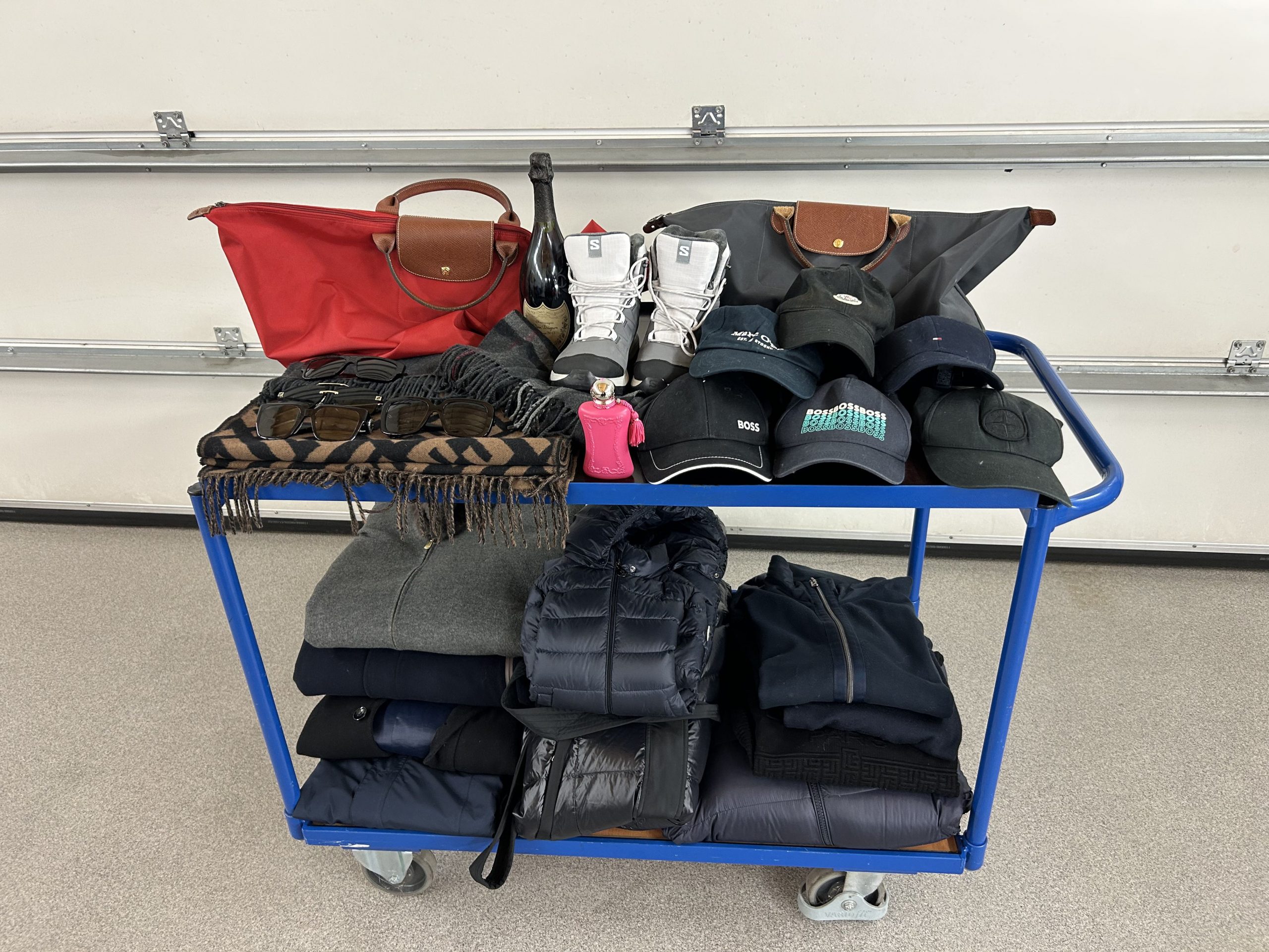 Hochwertige Markenkleidung und Luxus-Armbanduhr festgestellt.