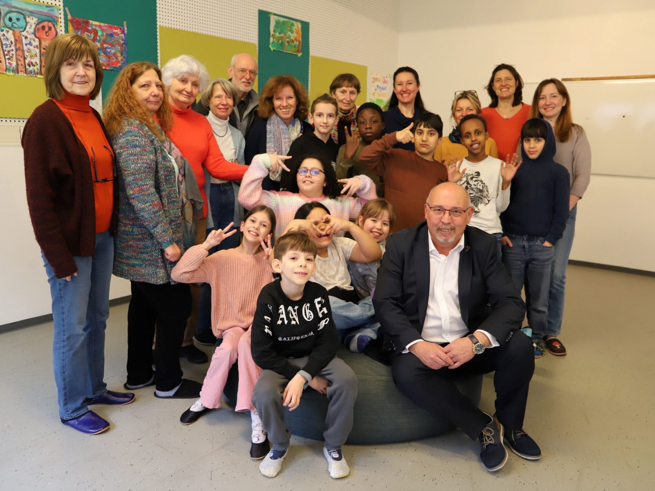 Der Bezirksvorsteher von Wien-Hernals, Peter Jagsch, zu Besuch beim "OMA/OPA-Projekt". Der Bezirksvorsteher von Wien-Hernals, Peter Jagsch, zu Besuch beim "OMA/OPA-Projekt".