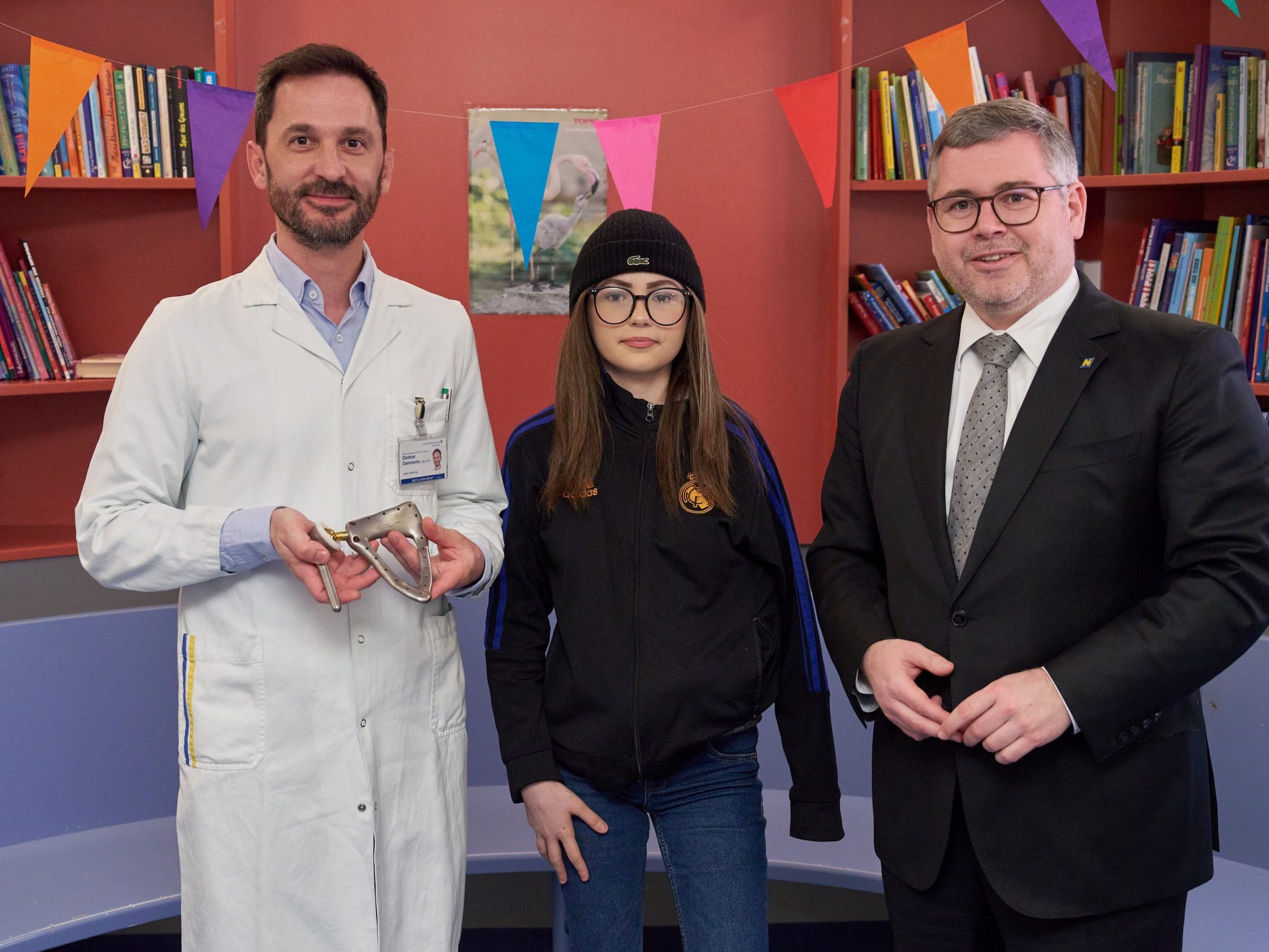 Primar Dietmar Dammerer, Leiter der klinischen Abteilung für Orthopädie und Traumatologie im Universitätsklinikum Krems und Landesrat Ludwig Schleritzko mit der Patientin Gwladys. Primar Dietmar Dammerer, Leiter der klinischen Abteilung für Orthopädie und Traumatologie im Universitätsklinikum Krems und Landesrat Ludwig Schleritzko mit der Patientin Gwladys.