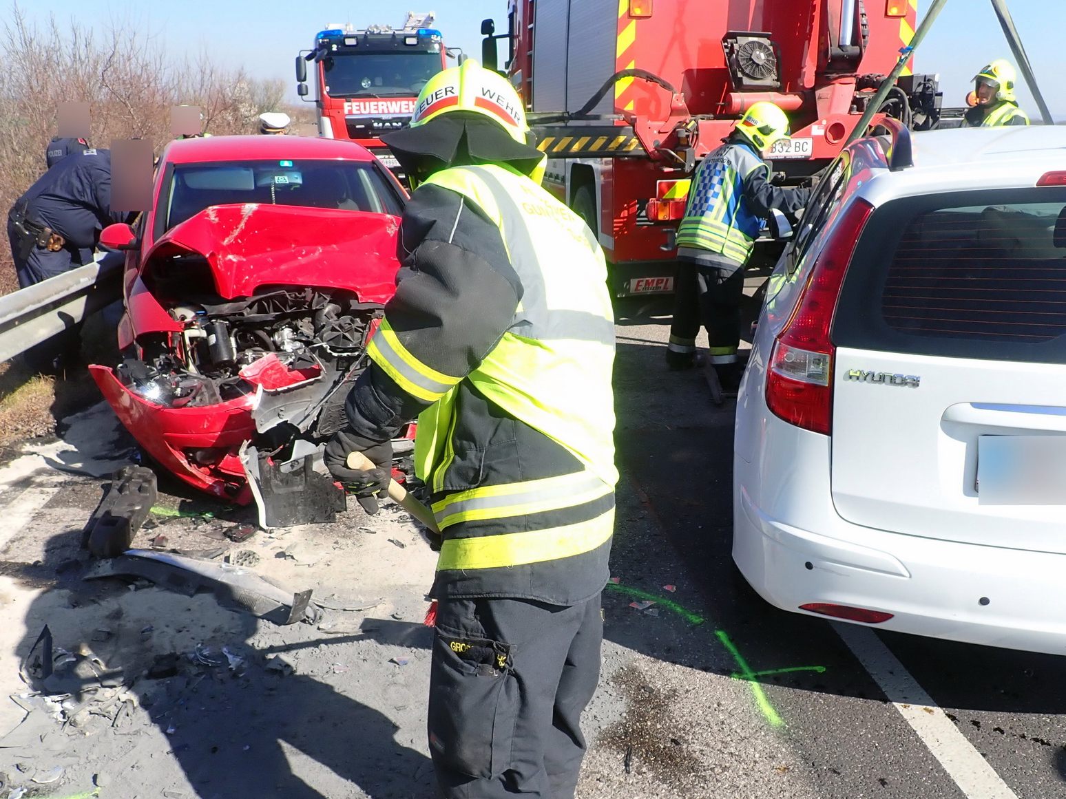 Ein Frontalcrash in Guntramsdorf fordert drei Verletzte.