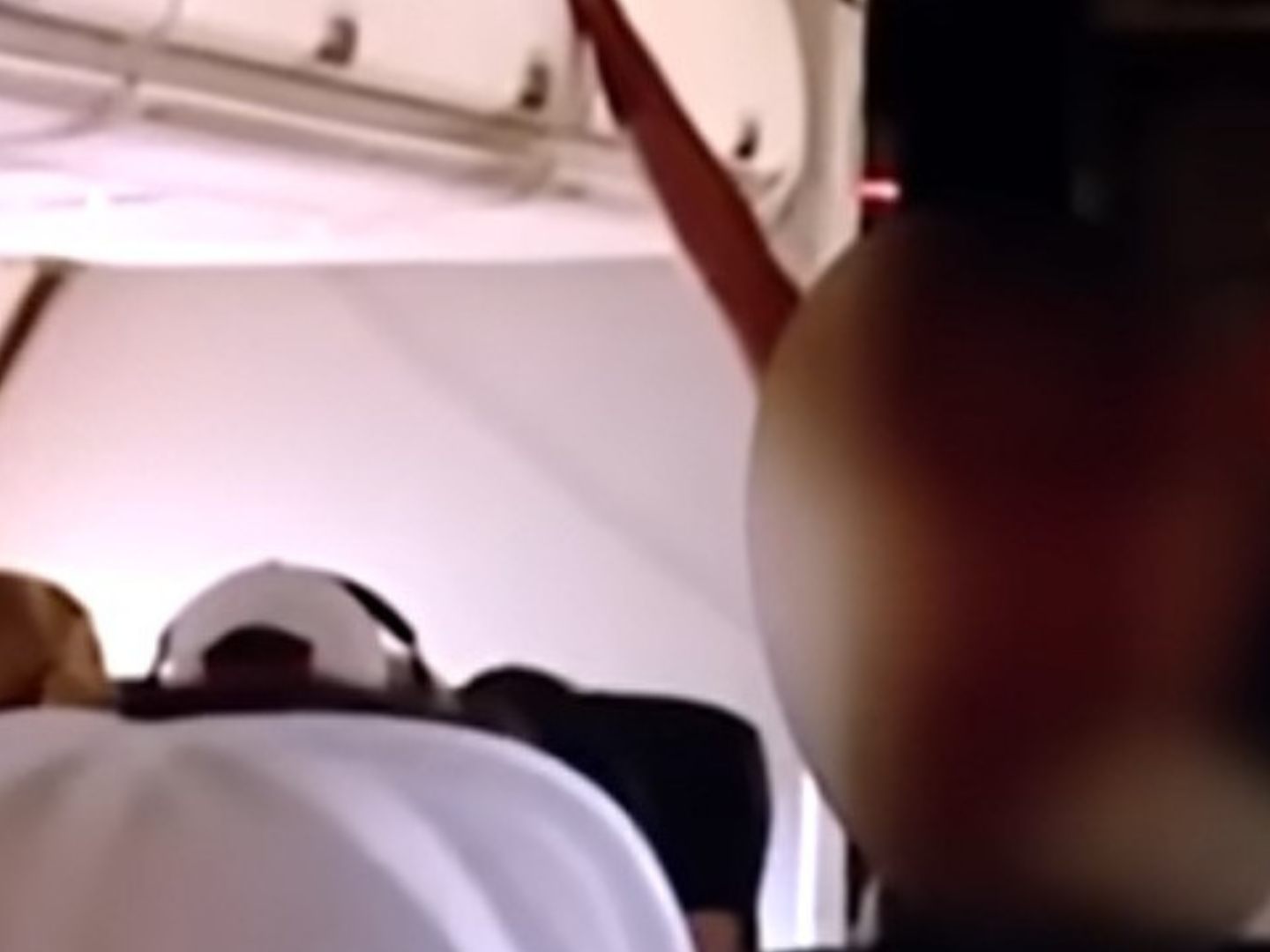 Eine nackte Frau sorgte auf einem Flug zwischen Houston und Phoenix für Chaos. Eine nackte Frau sorgte auf einem Flug zwischen Houston und Phoenix für Chaos.