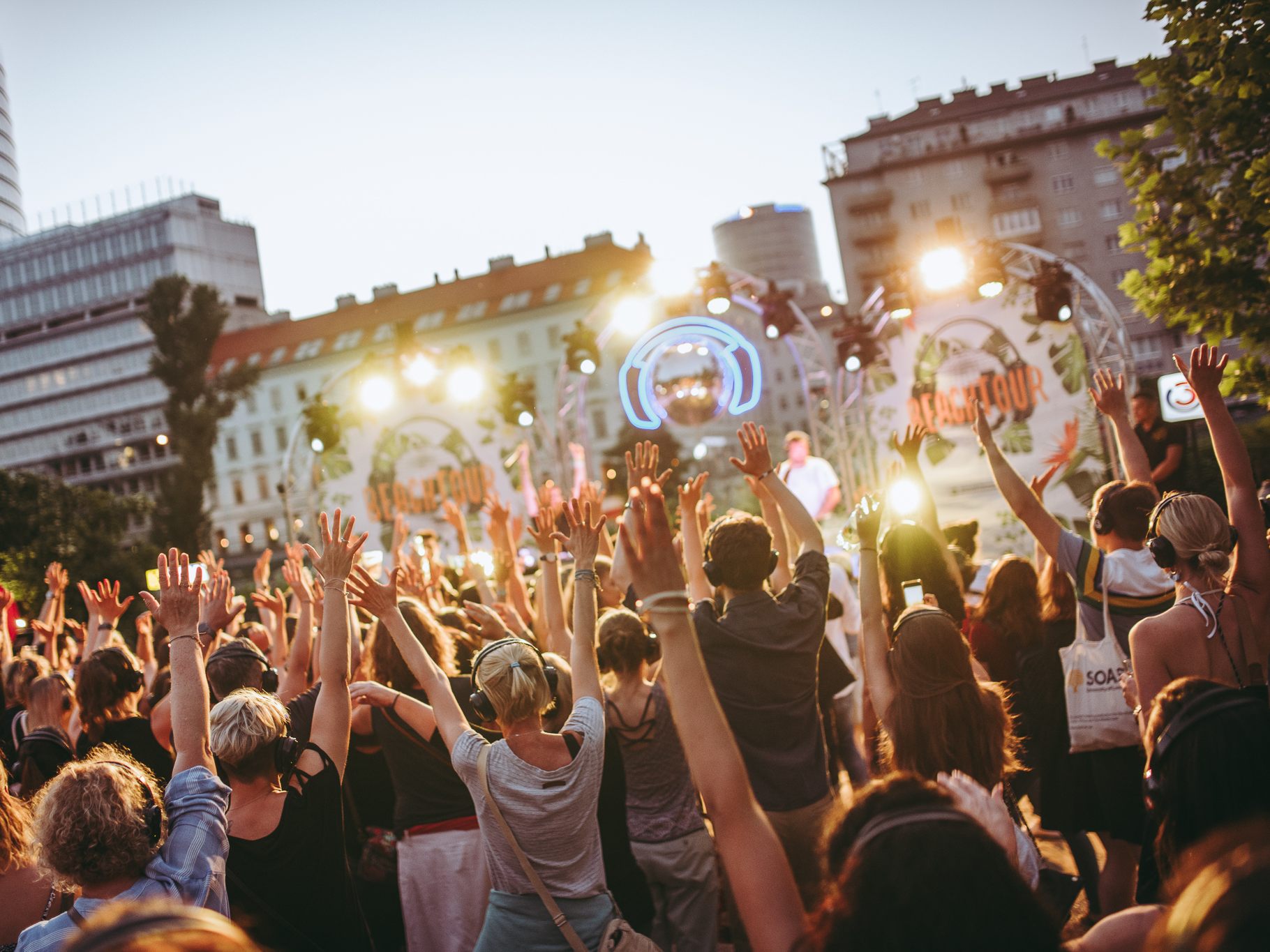 Die Strandbar Herrmann wird an fünf Terminen wieder zur Silent Disco.