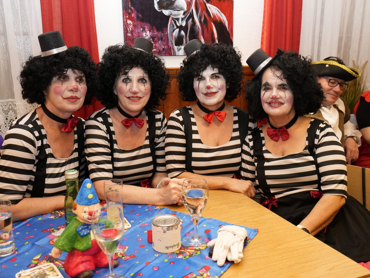 Fitte Turnermädels feiern Faschingsparty