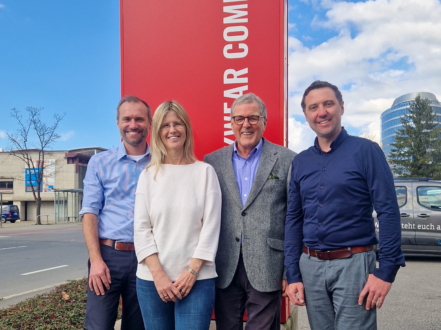 Robert (links) und Richard Waibel (rechts) führen die Workwear- und Promotion-Geschäfte von M7 fort. M7-Gesellschafter Martin Lenz zieht sich aus dem Workwear-Geschäft zurück. Astrid Gehrer bleibt Standortleiterin in Dornbirn. Robert (links) und Richard Waibel (rechts) führen die Workwear- und Promotion-Geschäfte von M7 fort. M7-Gesellschafter Martin Lenz zieht sich aus dem Workwear-Geschäft zurück. Astrid Gehrer bleibt Standortleiterin in Dornbirn.