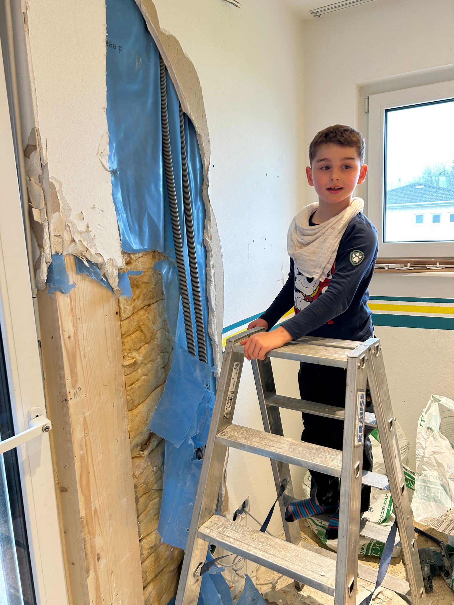 Lukas verfolgt die Veränderungen auf der Baustelle ganz genau. Lukas verfolgt die Veränderungen auf der Baustelle ganz genau.