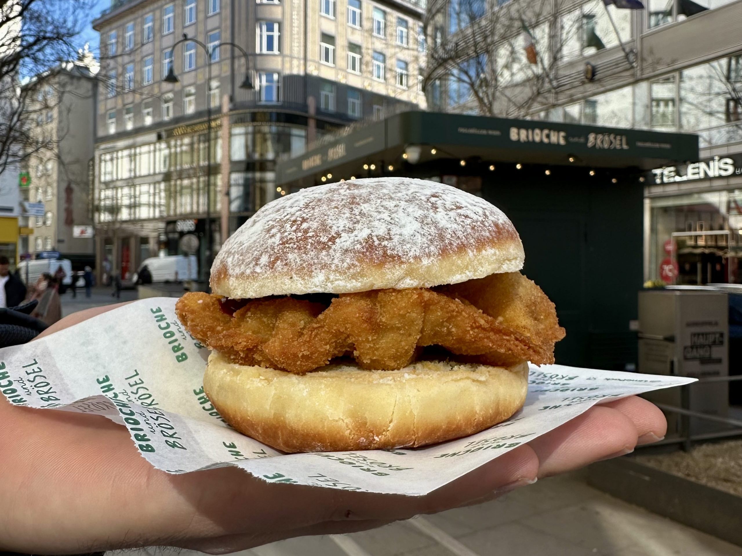 In Figlmüllers "Brioche & Brösel" gibt es am heutigen Faschingsdienstag einen Wiener Schnitzel in Krapfenhälften zu kaufen. In Figlmüllers "Brioche & Brösel" gibt es am heutigen Faschingsdienstag einen Wiener Schnitzel in Krapfenhälften zu kaufen.