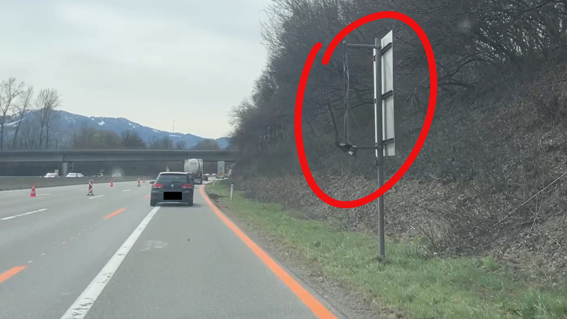 Das Schild war zwar zur Seite gedreht, ist aber trotzdem mehreren Autofahrern aufgefallen.