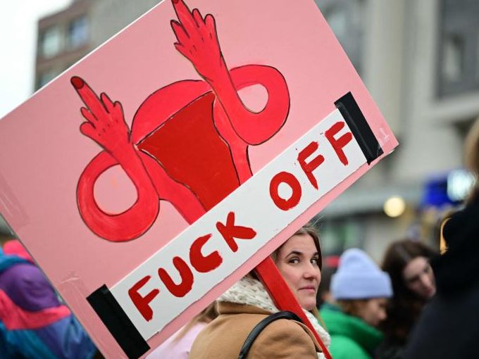 Weltweit müssen Frauen weiter für ihre Rechte kämpfen, wie hier eine Frau, die in Berlin dafür protestiert, die gesetzlichen Hürden bei Abtreibungen abzubauen.