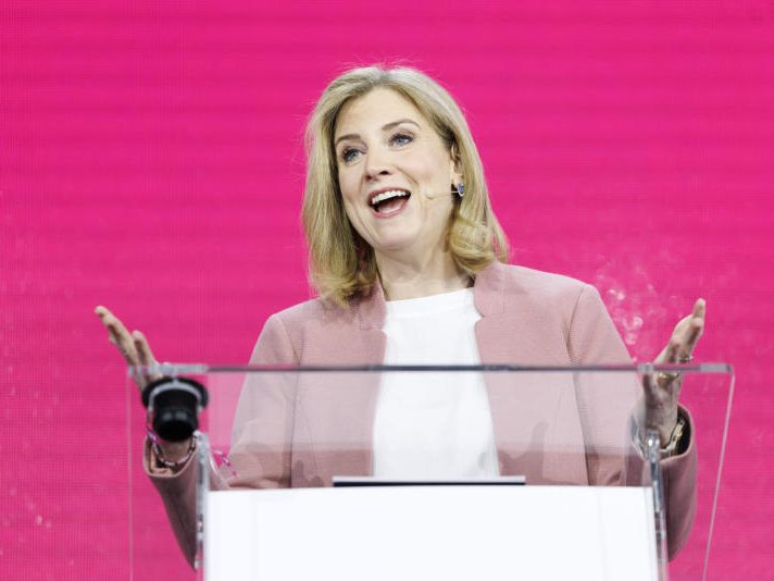 Die NEOS-Mitgliederversammlung hat für eine Koalition mit ÖVP und SPÖ gestimmt. Die NEOS-Mitgliederversammlung hat für eine Koalition mit ÖVP und SPÖ gestimmt.