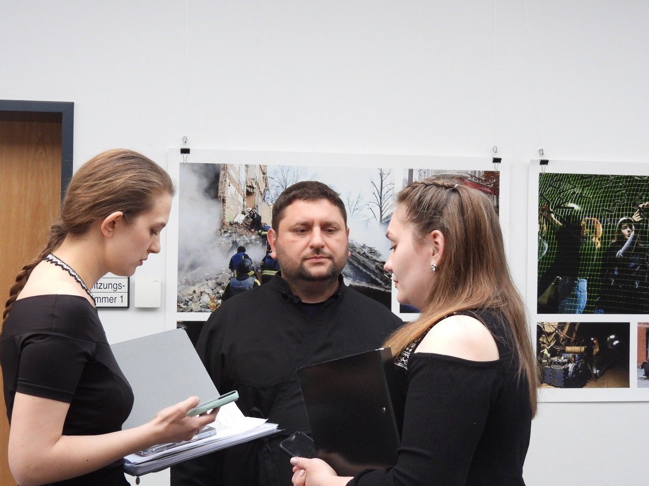 Bilder vom Kriegsalltag und ukrainische Vespergesänge im Pfarrzentrum Altach. Bilder vom Kriegsalltag und ukrainische Vespergesänge im Pfarrzentrum Altach.