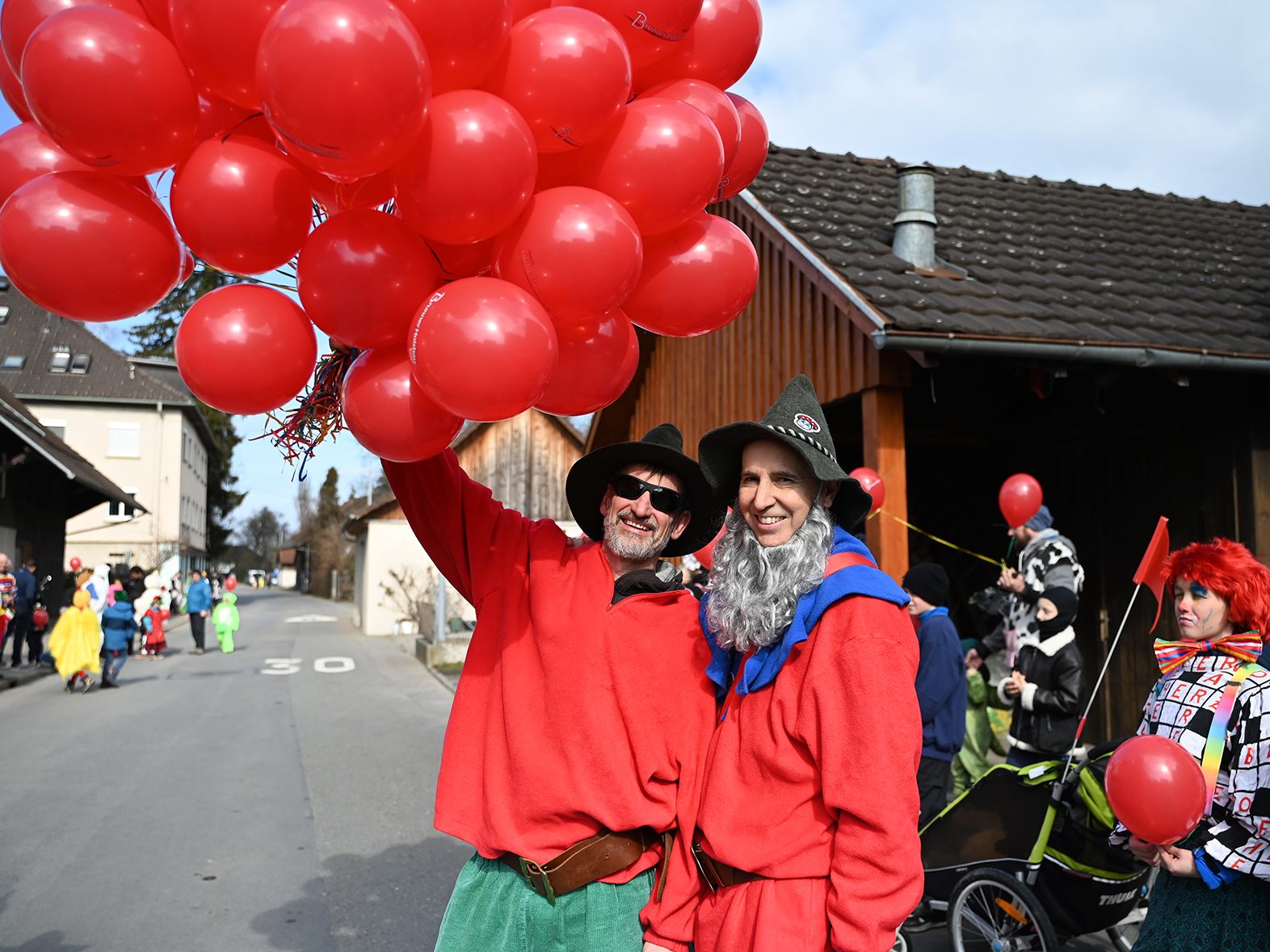 Manfred Zesch und Alex Hinteregger verteilten Ballons.