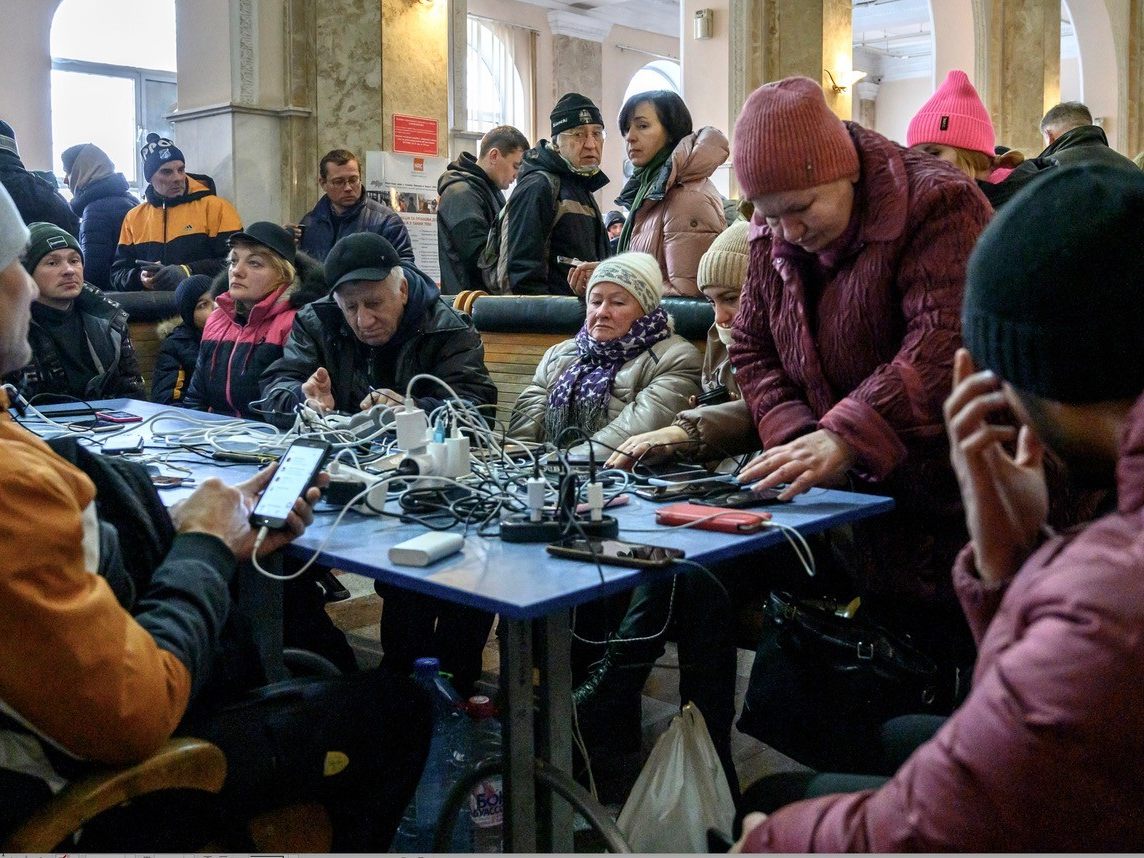 Ukrainischer Alltag: Geflohene laden (gratis) die Handys im Bahnhof Odessa. Ukrainischer Alltag: Geflohene laden (gratis) die Handys im Bahnhof Odessa.