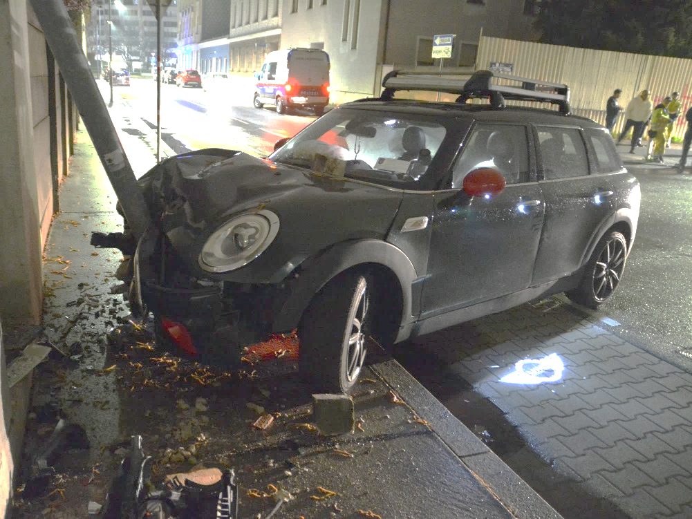 Der Bursche war zu schnell dran und verlor die Kontrolle über das Auto.