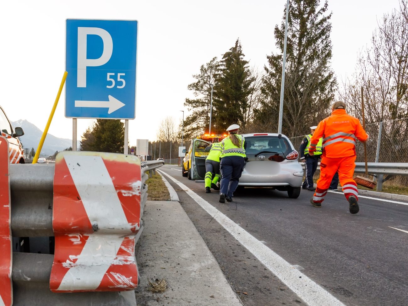 Der Pkw krachte gegen den Fahrbahnteiler am Rastplatz Nüziders
