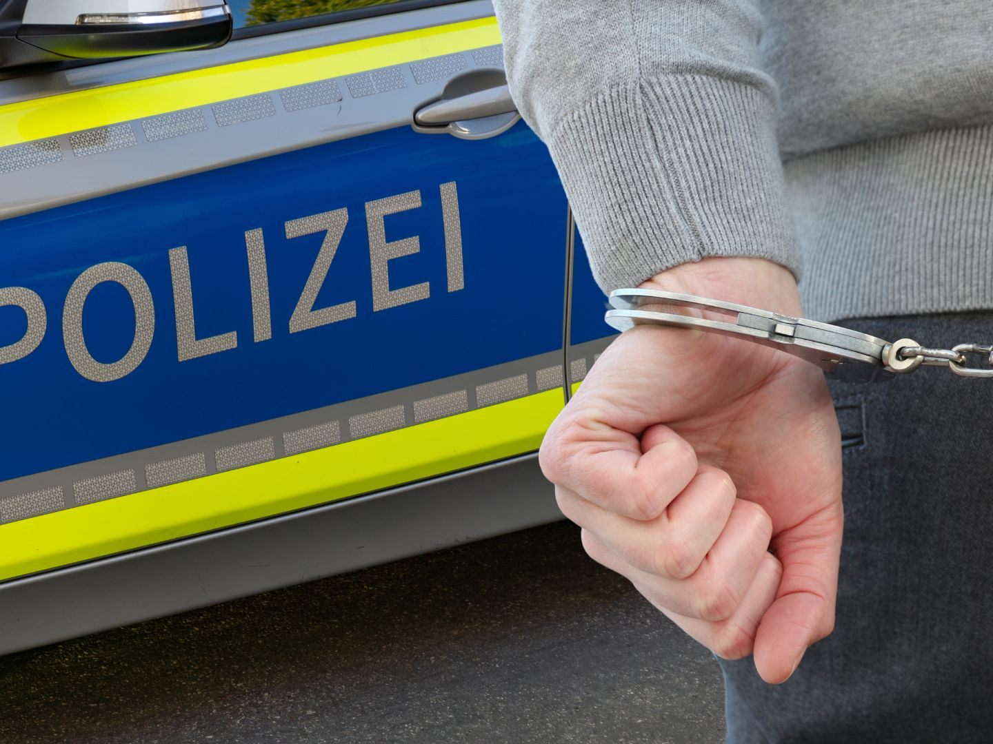 Jeweils zwei Männer gerieten in Streit, Hintergründe noch unklar