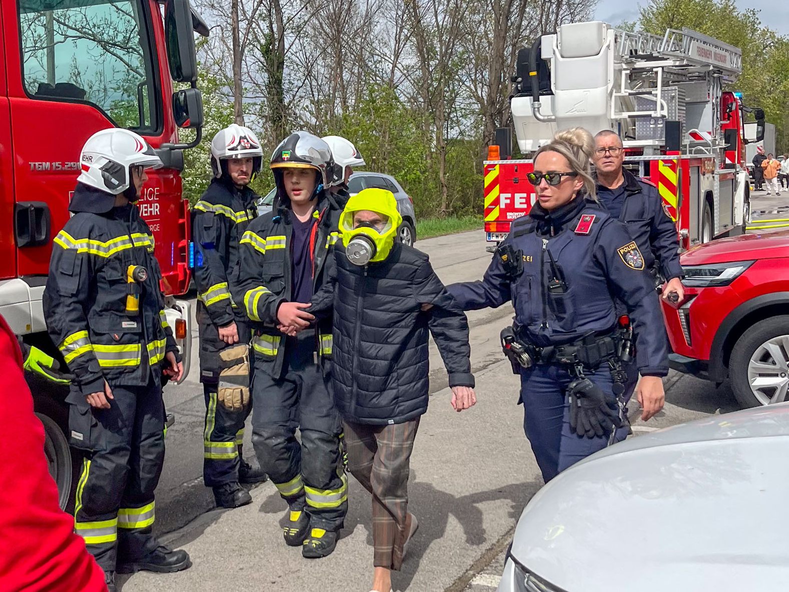 Die Feuerwehr musste eingeschlossene Bewohner ins Freie bringen.