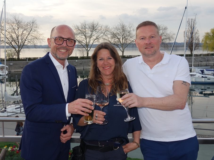 Nadja Bachmann stieß mit Michael Ritsch (li.) und Jochen Bentele an. Nadja Bachmann stieß mit Michael Ritsch (li.) und Jochen Bentele an.